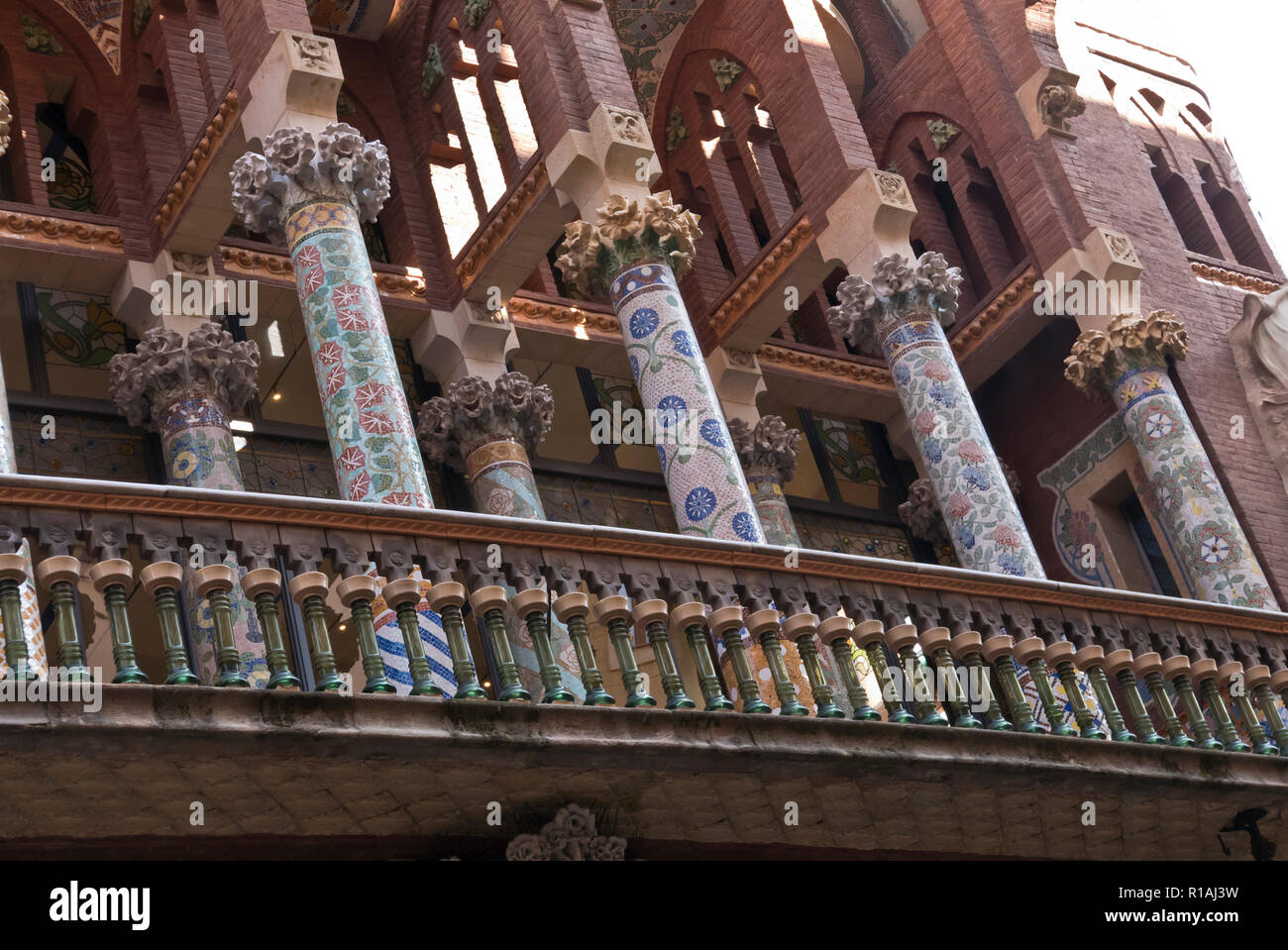 Les colonnes ornées de couleurs sur le balcon extérieur du Palau de la Musica, Barcelone, Espagne Banque D'Images
