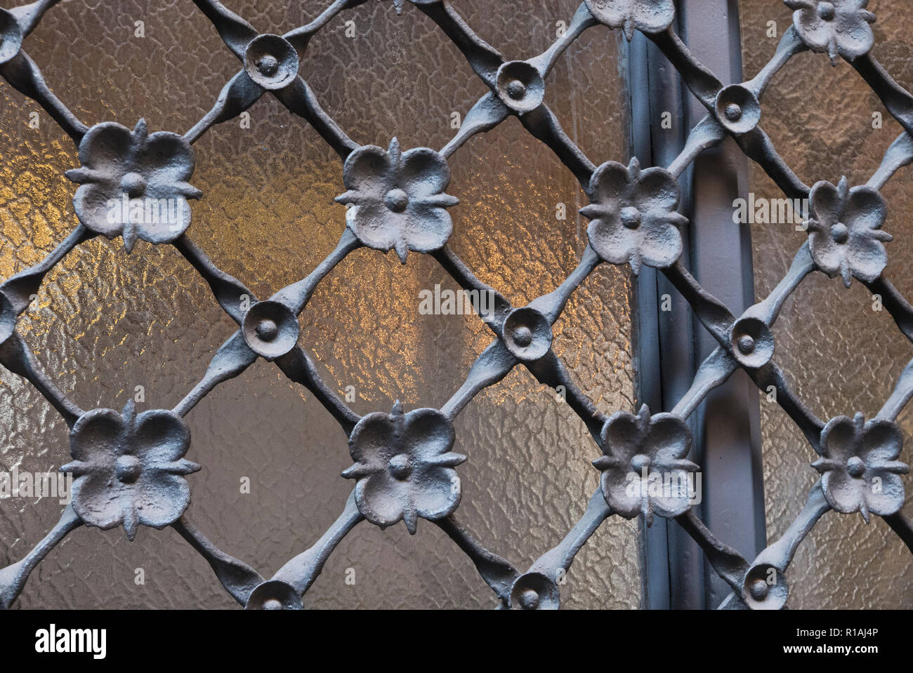 Volets métalliques design fleuri sur les fenêtres dans le Palau de la Musica, Barcelone, Espagne Banque D'Images