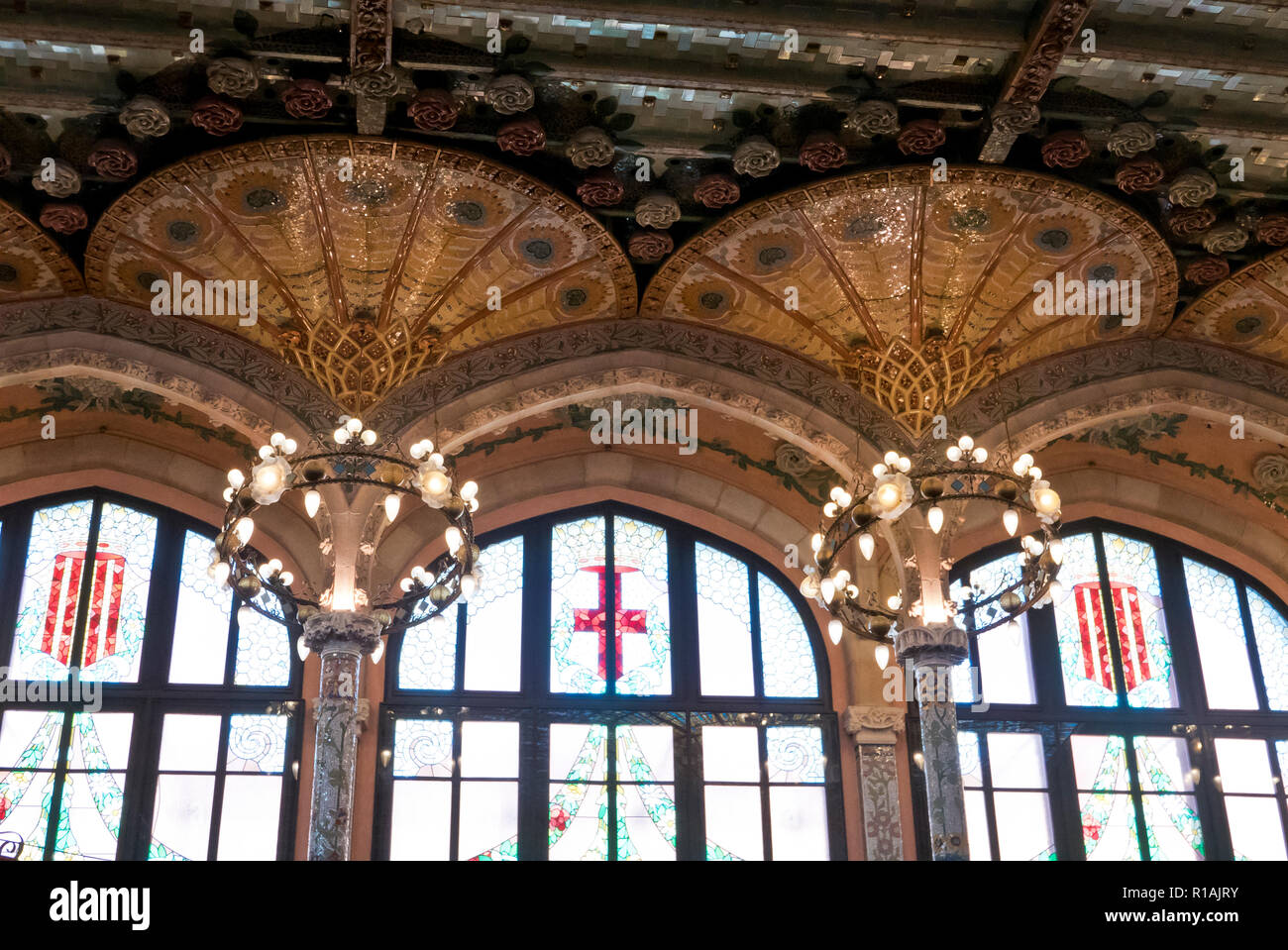 Lustres suspendus au plafond orné de la Palau de la Musica, Barcelone, Espagne Banque D'Images