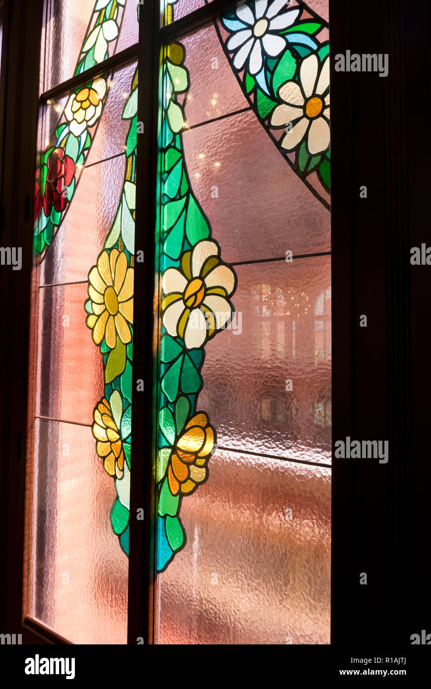 Un design fleuri coloré sur la fenêtre de la Palau de la Musica, Barcelone, Espagne Banque D'Images