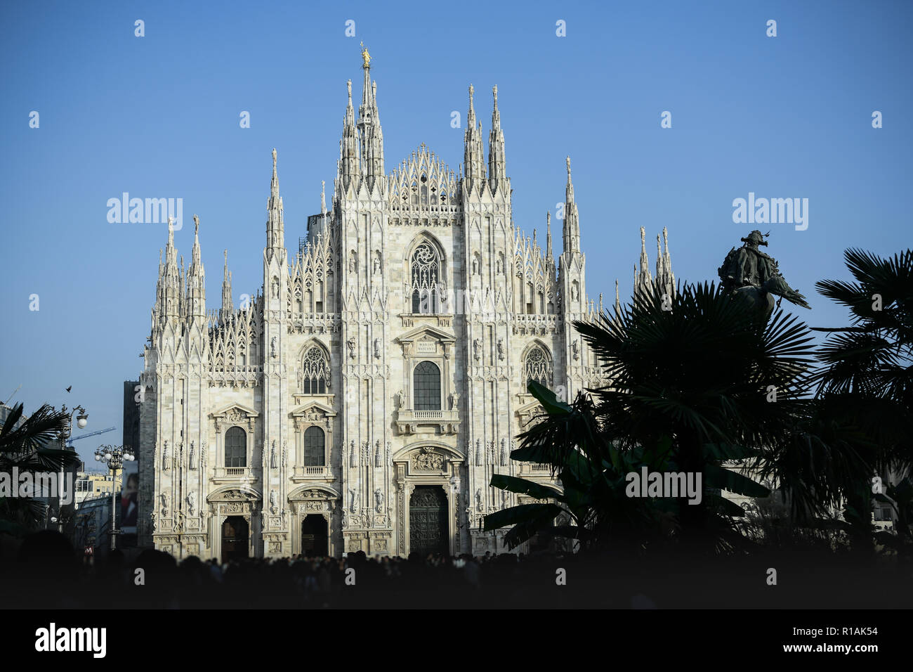 La cathédrale Duomo de Milan, Italie avec la plantation de palmiers et la statue équestre de Vittorio Emanuele II Banque D'Images