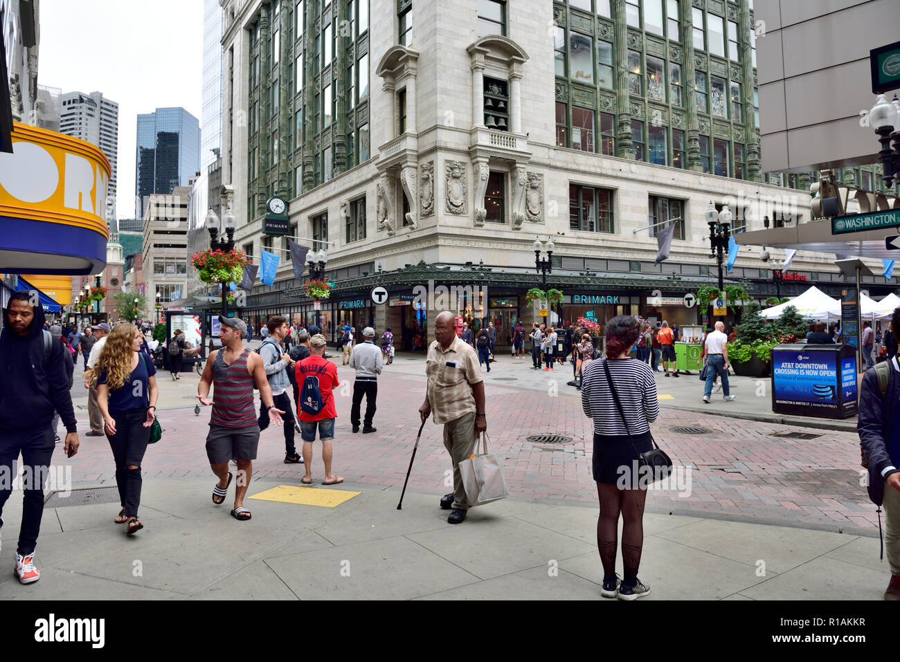 Scène de rue dans le centre-ville de Boston, Massachusetts, avec Primark store en arrière-plan Banque D'Images