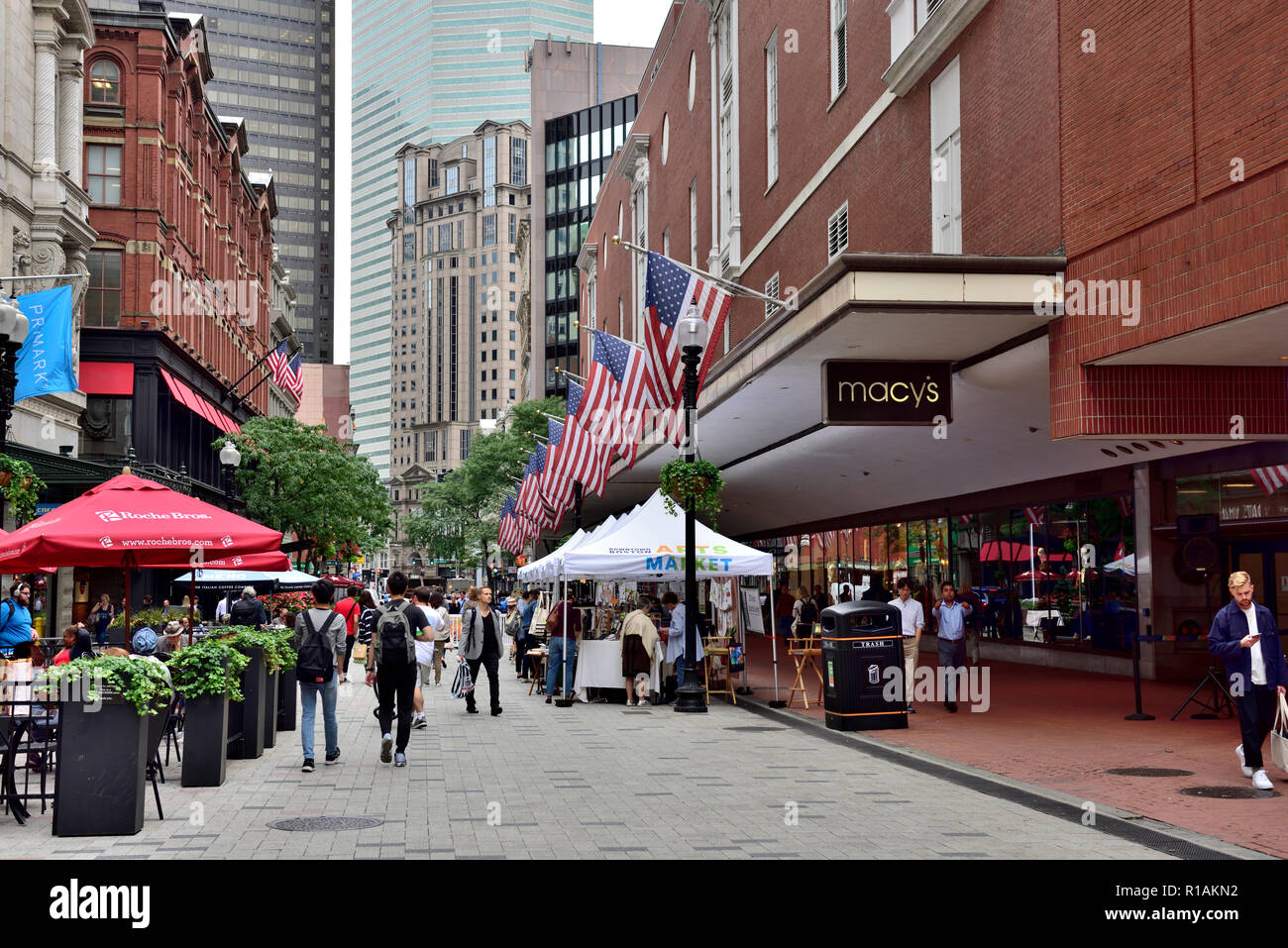 Scène de rue au centre-ville de Boston (Massachusetts) le long de la zone piétonne et Macy's store Banque D'Images