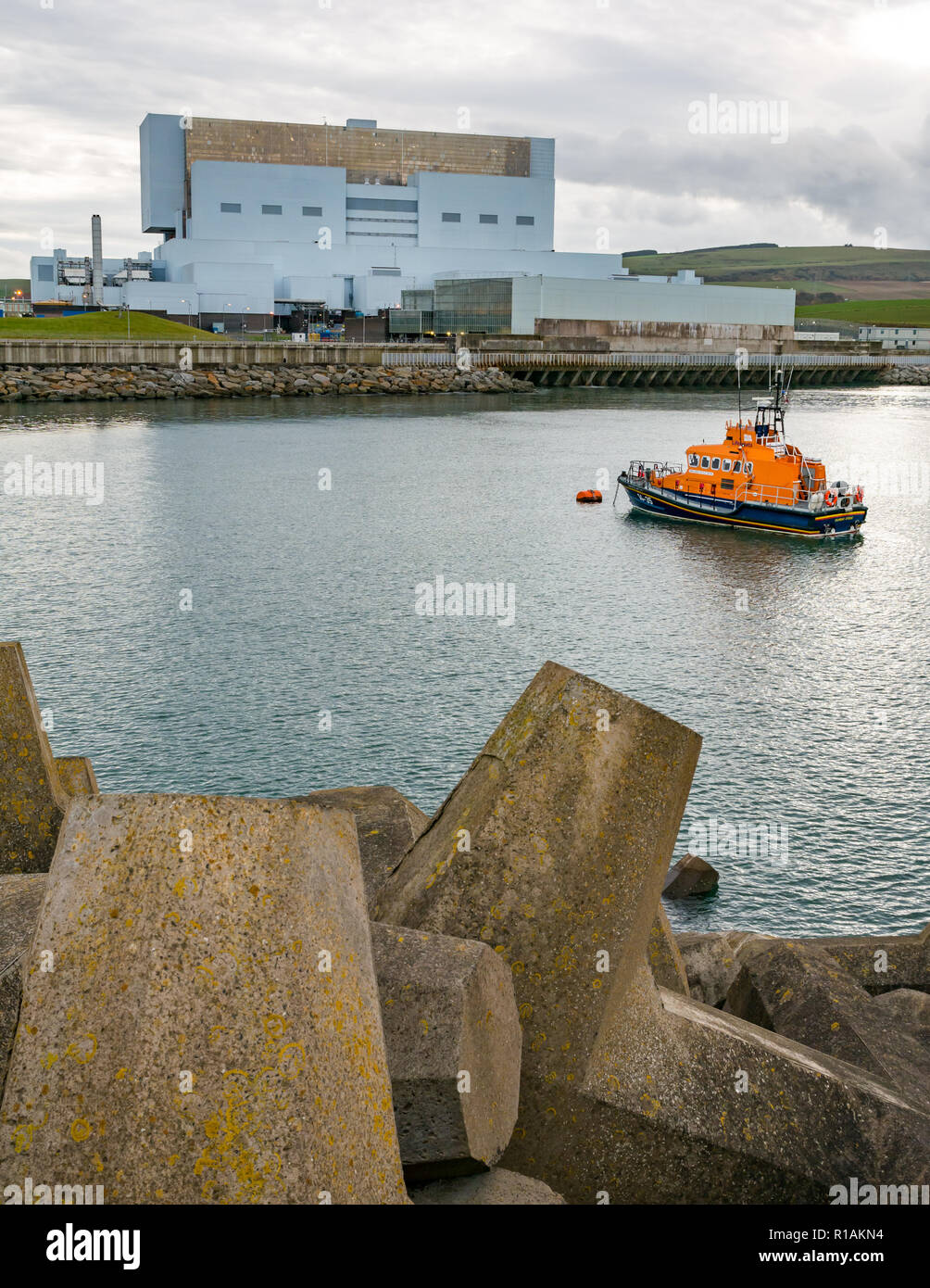 Bateau de sauvetage de la RNLI Sir John Neville amarré au nucléaire de Torness et dolos mer béton barrière, East Lothian, Scotland, UK Banque D'Images