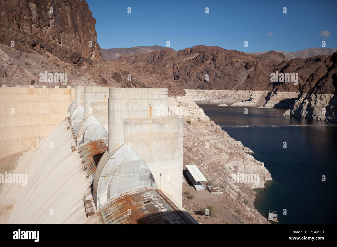 Les déversoirs sont situé à 27 pieds au-dessous du sommet du barrage, un de chaque côté du barrage. Toute l'eau de se lever si forte va aller dans les déversoirs l Banque D'Images