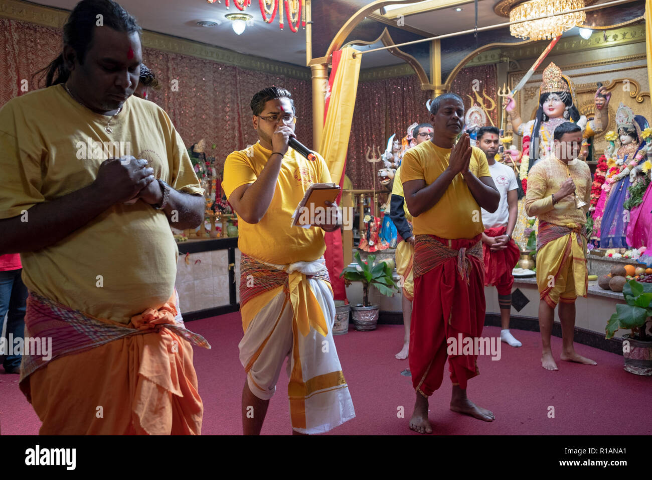 Les fidèles hindous mâle à un service dans un temple dans le Queens, New York. Banque D'Images