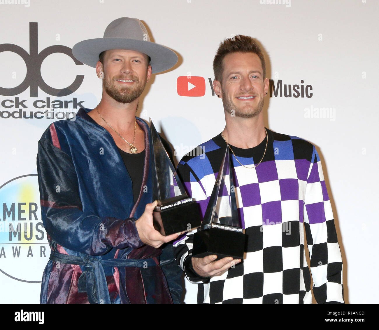 2018 American Music Awards Press Room le théâtre de Microsoft le 9 octobre 2018 à Los Angeles, CA avec : Brian Kelley, Tyler Hubbard Où : Los Angeles, California, United States Quand : 10 Oct 2018 Credit : Nicky Nelson/WENN.com Banque D'Images