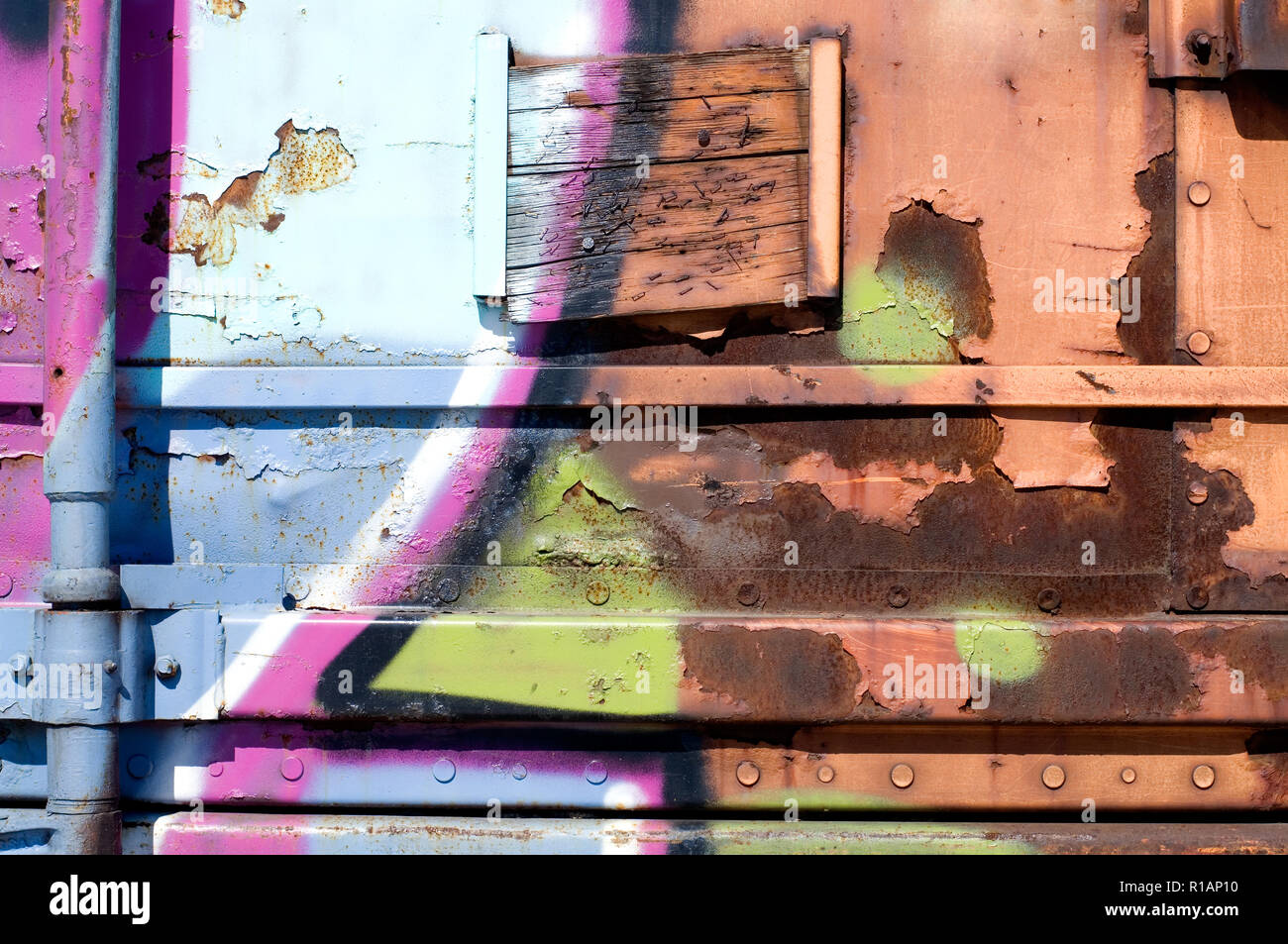 Graffitis colorés sur un wagon de train avec les couleurs jaune et violet Banque D'Images