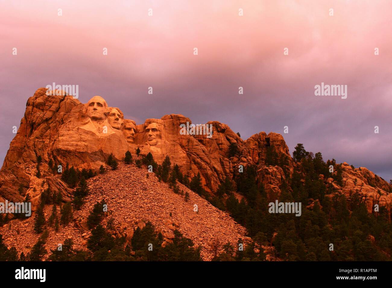 Le mont Rushmore dans le Dakota du Sud dans les Black Hills National Forest. L'été avec la douce lueur d'un début de soirée soleil qui brille sur les visages du président Banque D'Images