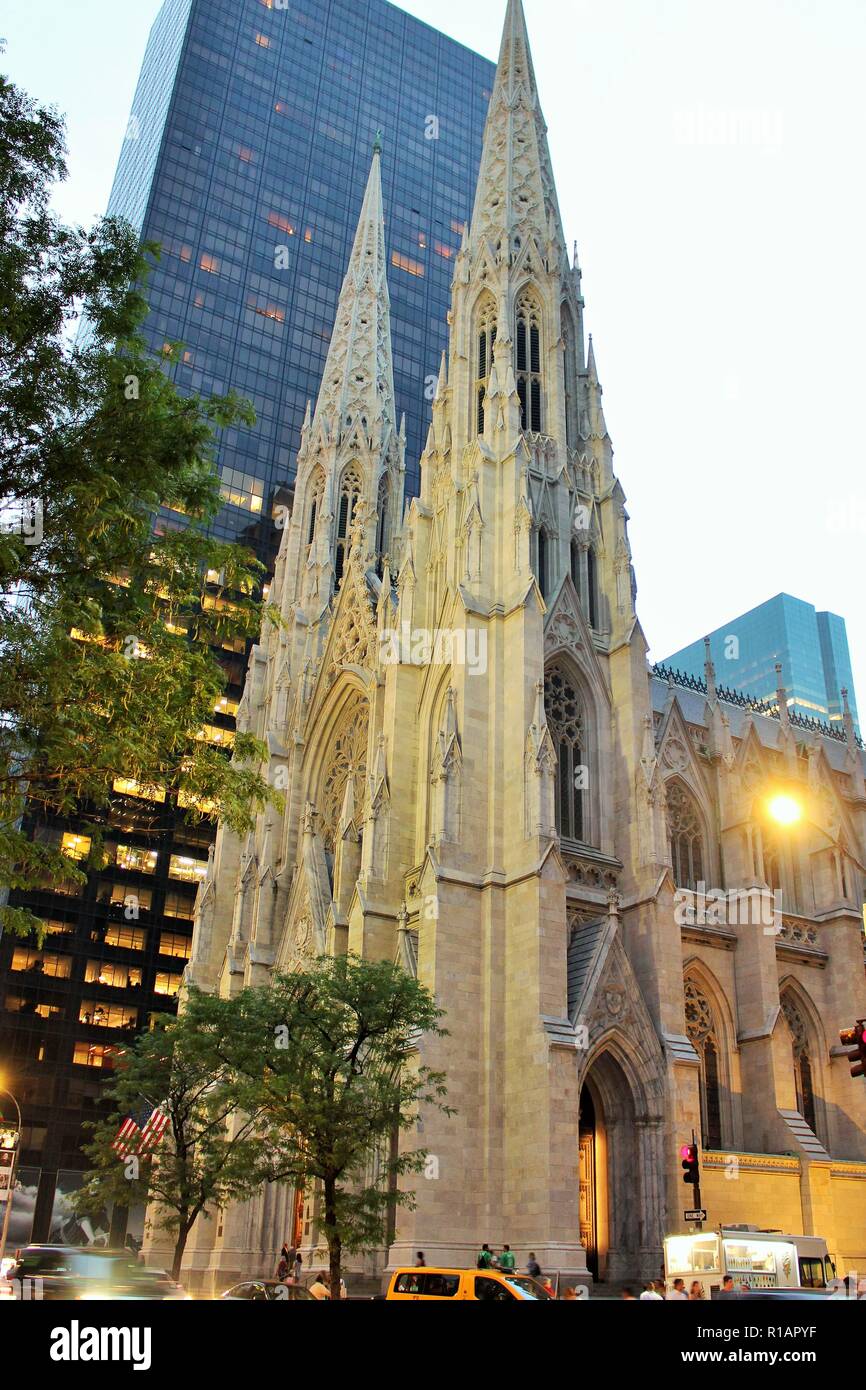 La Cathédrale St Patrick New York City à l'été, en début de soirée Banque D'Images