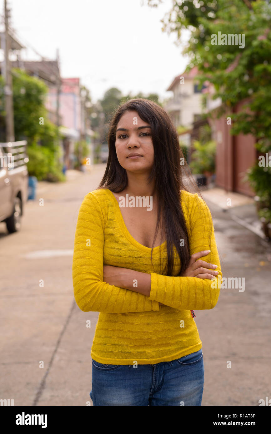 Jeune femme indienne avec les bras croisés dans les rues en plein air Banque D'Images