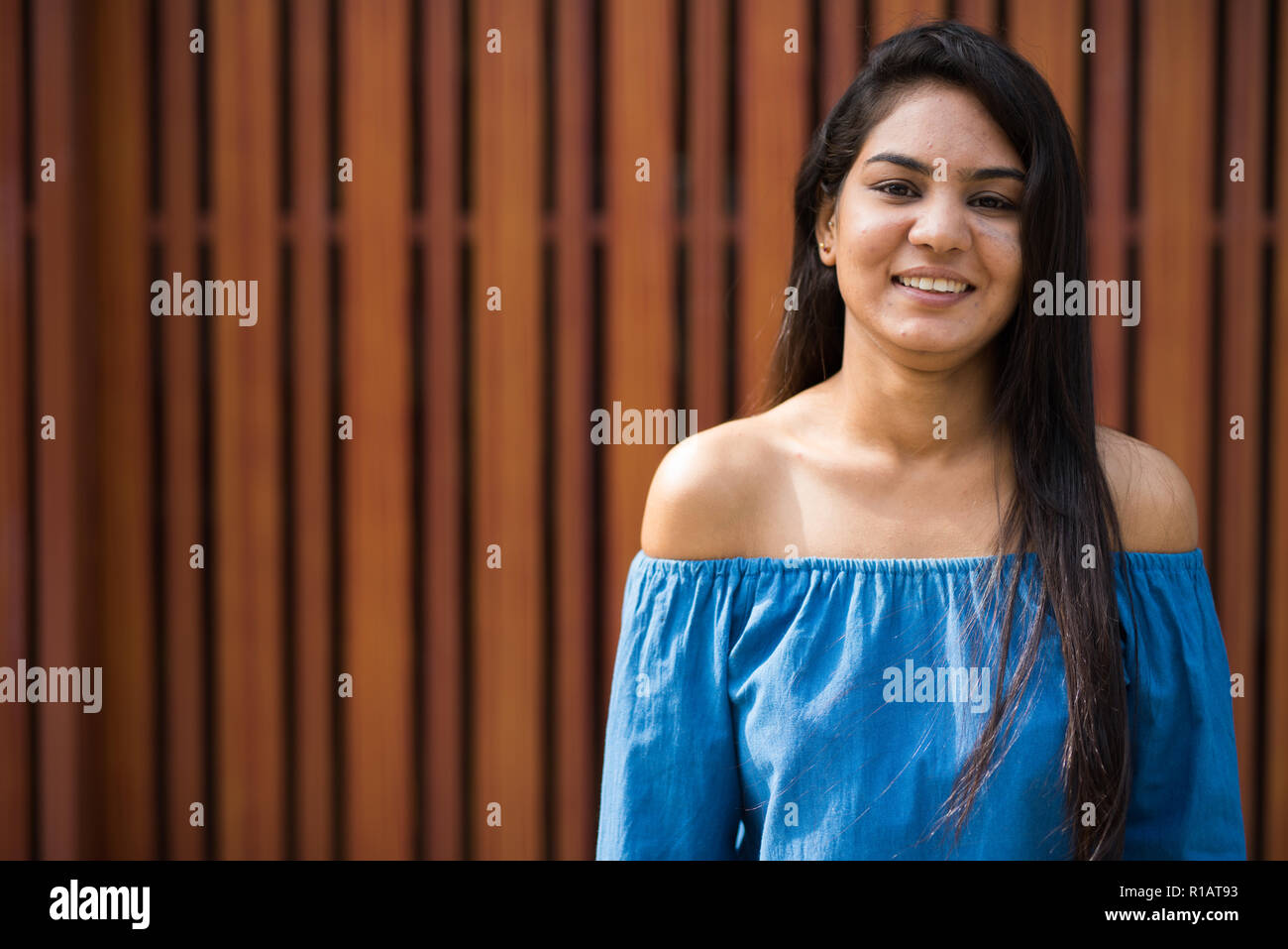 Portrait of young happy Indian woman smiling outdoors Banque D'Images