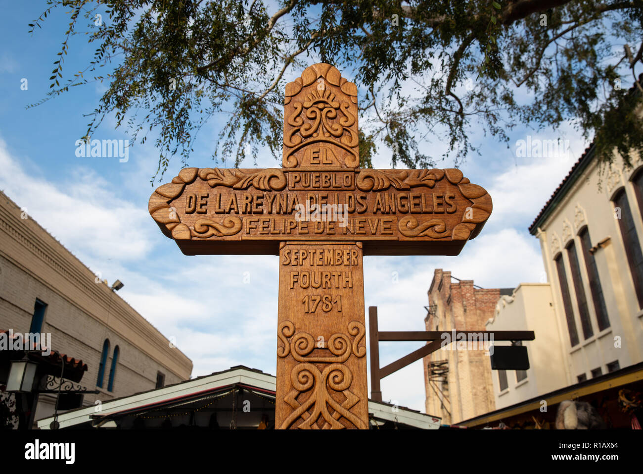 Croix en bois sculpté, commémorant Felipe de Neve, gouverneur de Californie espagnole, à Olvera Street, Downtown Los Angeles, en Californie. Banque D'Images