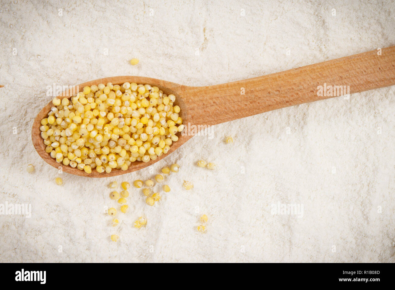 Tas de farine de gruau et de millet, concept de l'alimentation saine et sans gluten Photo Stock Tas de farine de gruau et de millet, concept de l'alimentation saine et sans gluten Photo Stock