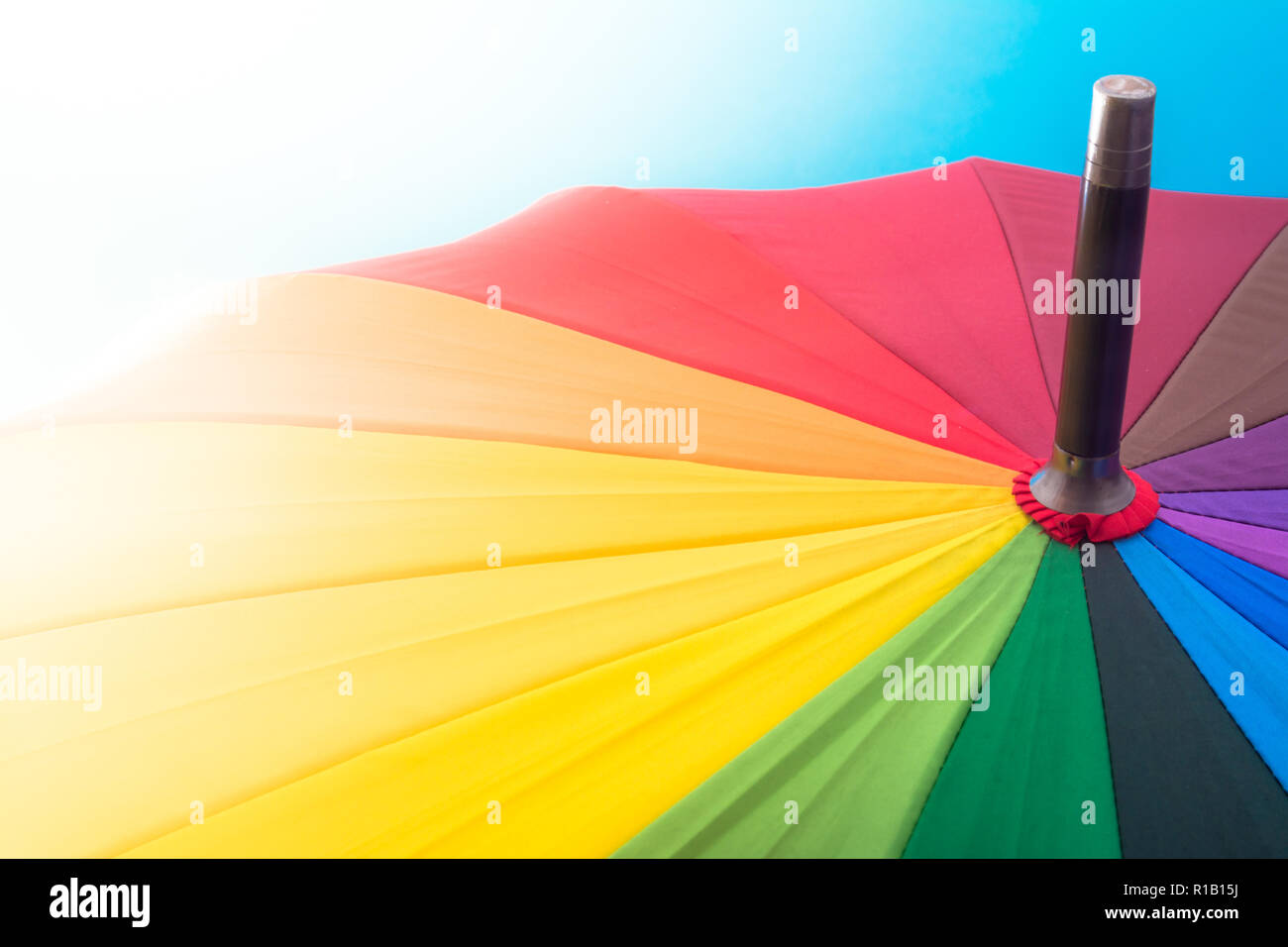 Parapluie multi-coloré avec toutes les couleurs de l'arc en ciel avec la  pluie Photo Stock - Alamy