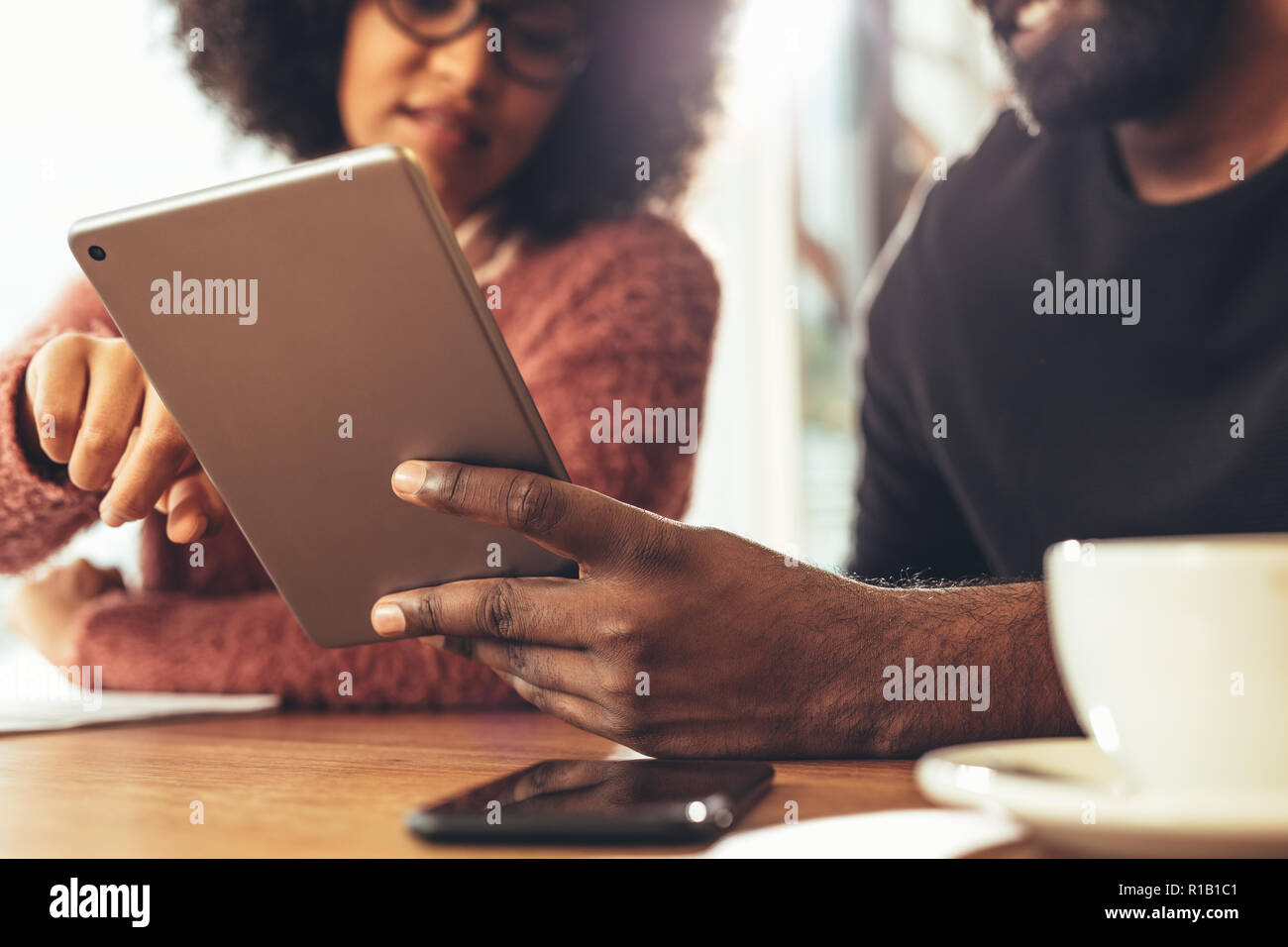 Close up portrait of businesswoman sitting ensemble au travail à un ordinateur tablette. Man holding a tablet computer tandis qu'une femme d'affaires Banque D'Images