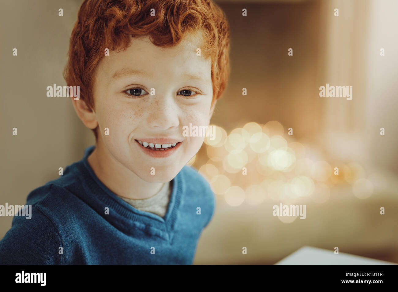 Portrait of handsome enfant que de poser sur l'appareil photo Banque D'Images