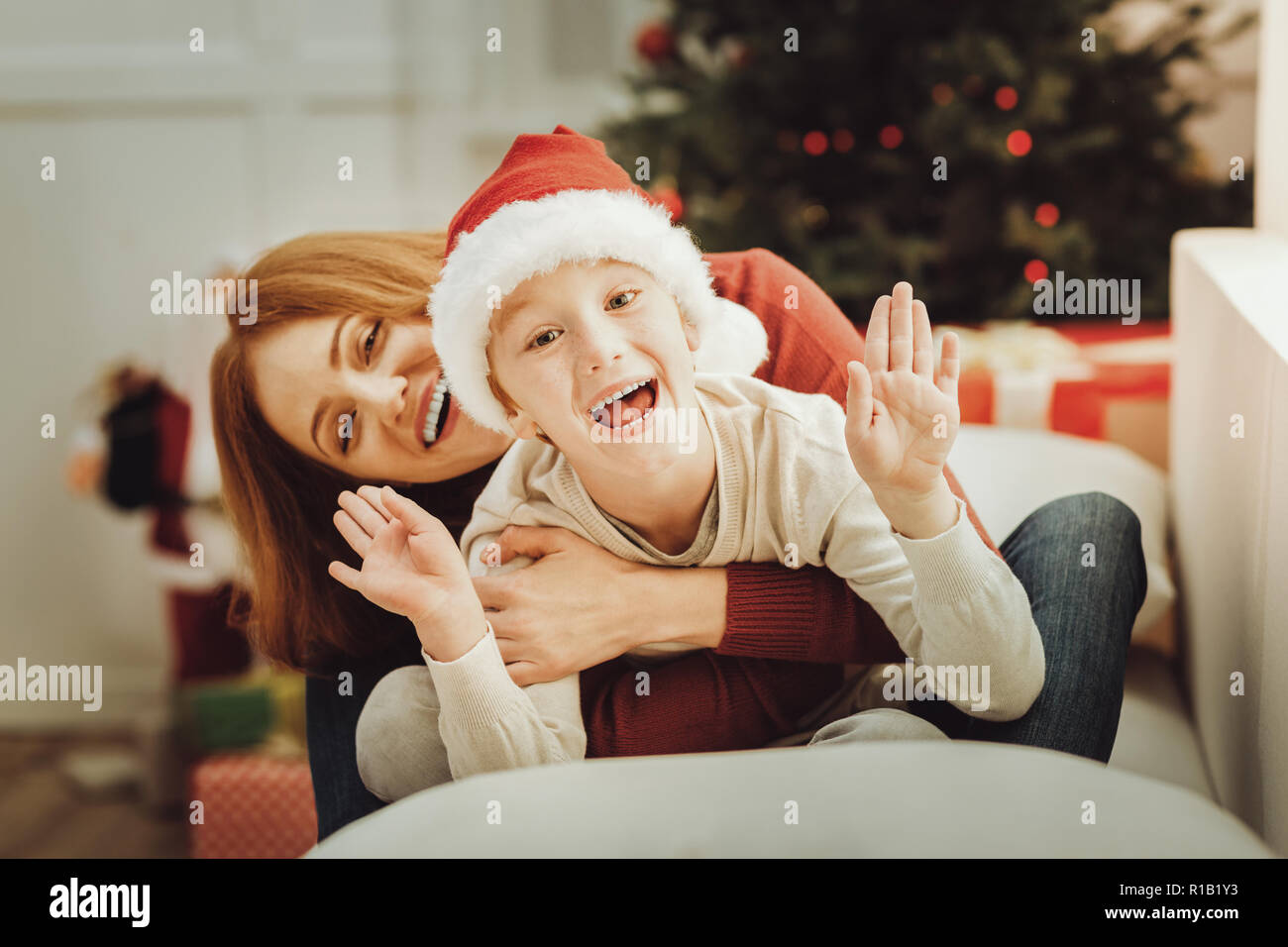 Cheerful femme jouant avec son enfant Banque D'Images