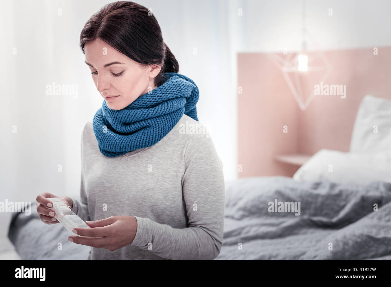 Portrait de jeune femme en gardant une boîte avec des comprimés Banque D'Images