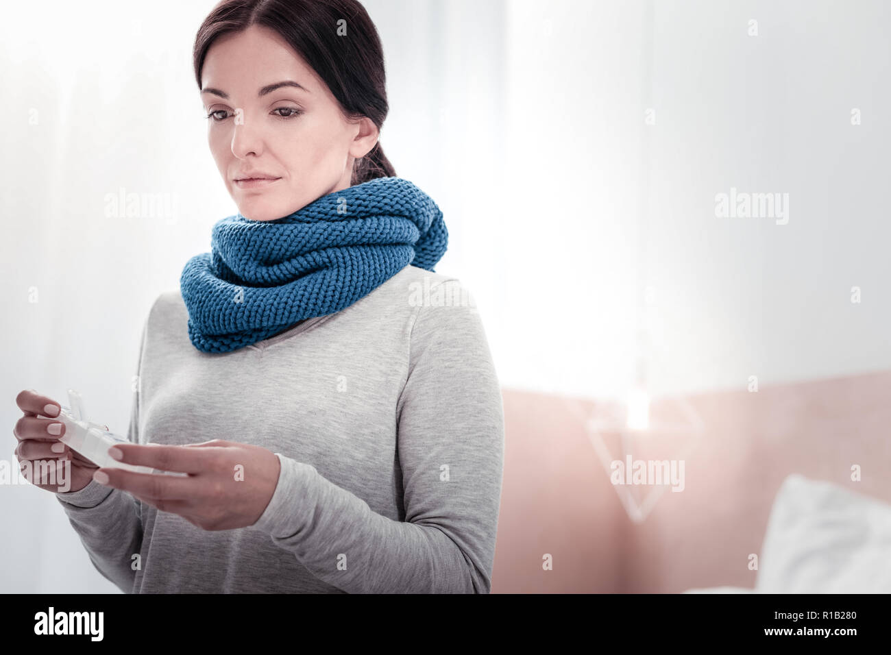 Portrait de femme en colère avec pills fort Banque D'Images