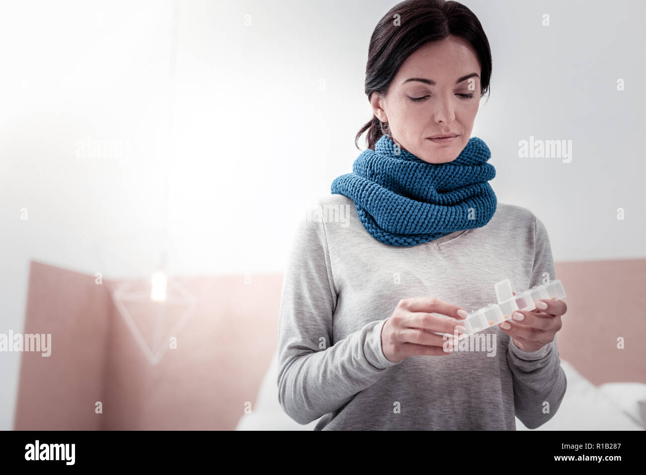 Portrait of thoughtful woman holding a box with pills Banque D'Images