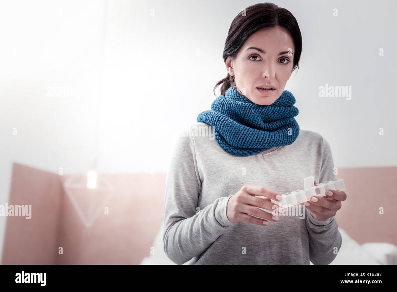 Portrait de femme avec la boîte de pilules Banque D'Images