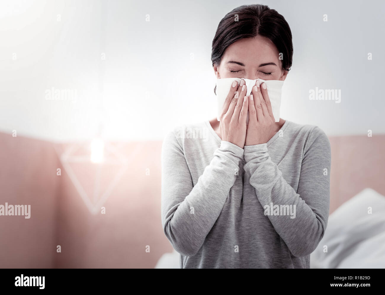 Portrait de femme malade à l'aide d'un mouchoir Banque D'Images