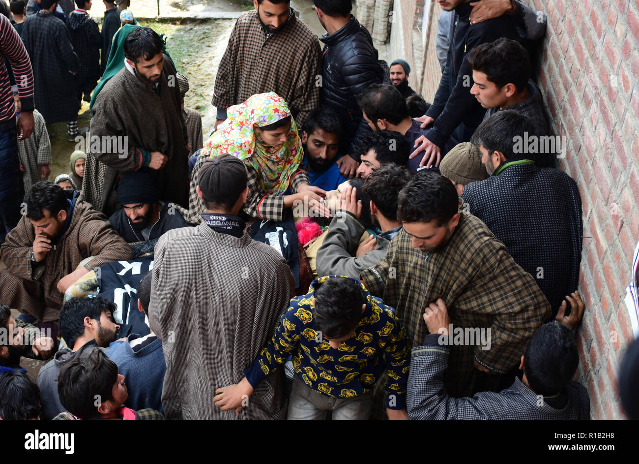 Pulwama, Inde. 10 Nov, 2018. Les gens pendant la complainte du cortège funéraire de rebelles tués dans le district de Pulwama Liyaqat Wani de Cachemire indien le 10 novembre 2018. Deux Hizb ul Mujahideen militants ont été tués dans une fusillade avec les forces gouvernementales dans la région de South Tikken Pulwama du Cachemire, le samedi, a annoncé la police. Credit : Muzamil Mattoo/Pacific Press/Alamy Live News Banque D'Images