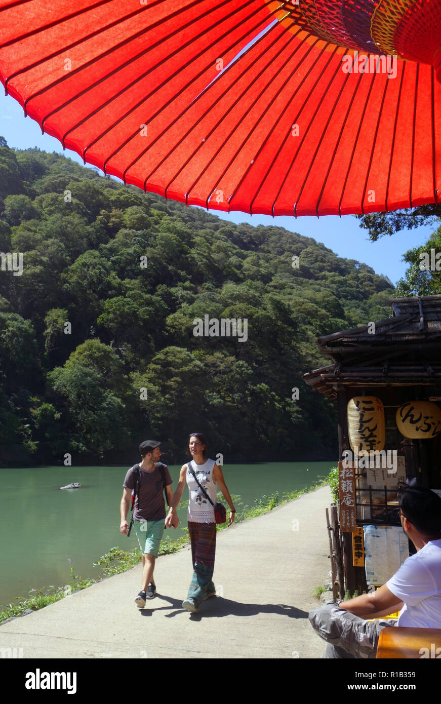Les touristes se promener le long de la rivière Oi lors de canicule, Kyoto, Japon. Pas de monsieur ou PR Banque D'Images
