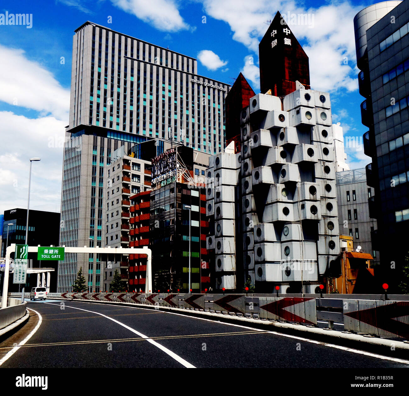 La conduite sur autoroute à passé Nakagin Capsule Tower, Ginza, Tokyo, Japon. Pas de PR Banque D'Images