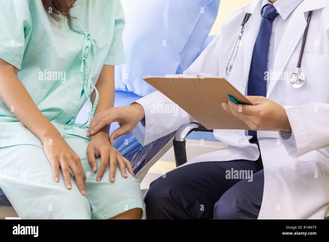 Médecin en expliquant la méthode de traitement aux services en établissement. Banque D'Images