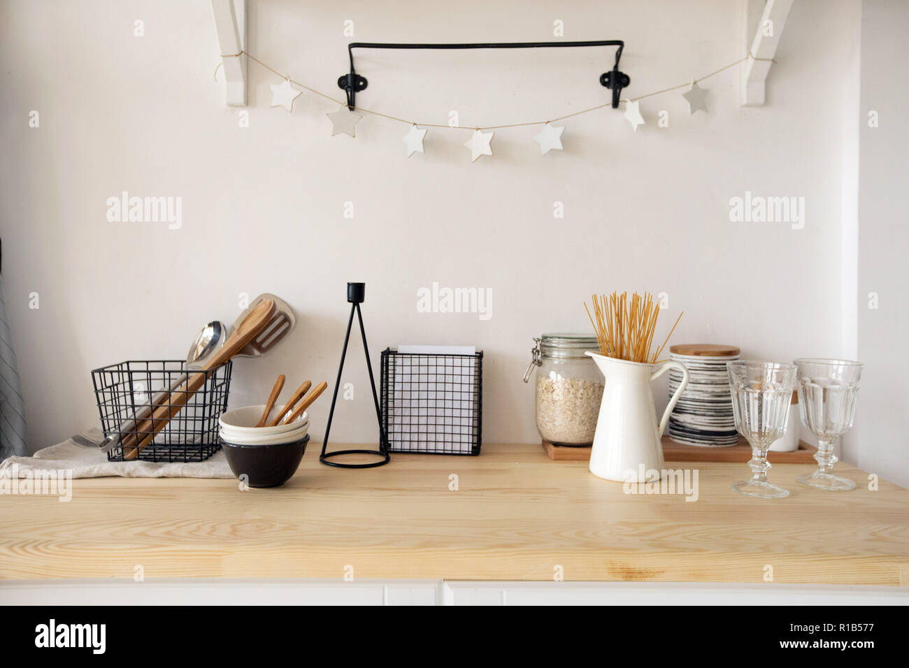 Le mobilier et la vaisselle dans la cuisine Banque D'Images