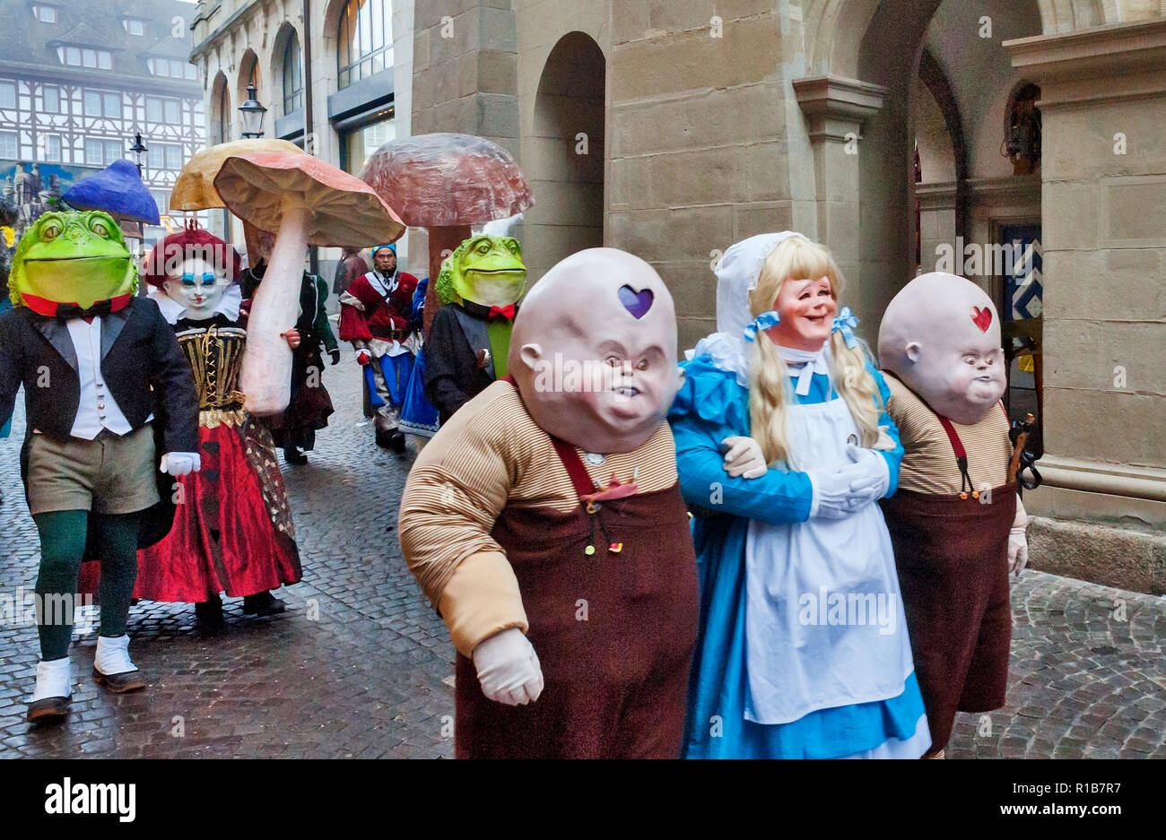 Alice, bonnet blanc et blanc bonnet d'Alice au Pays des merveilles au  Carnaval de Lucerne, Suisse Photo Stock - Alamy