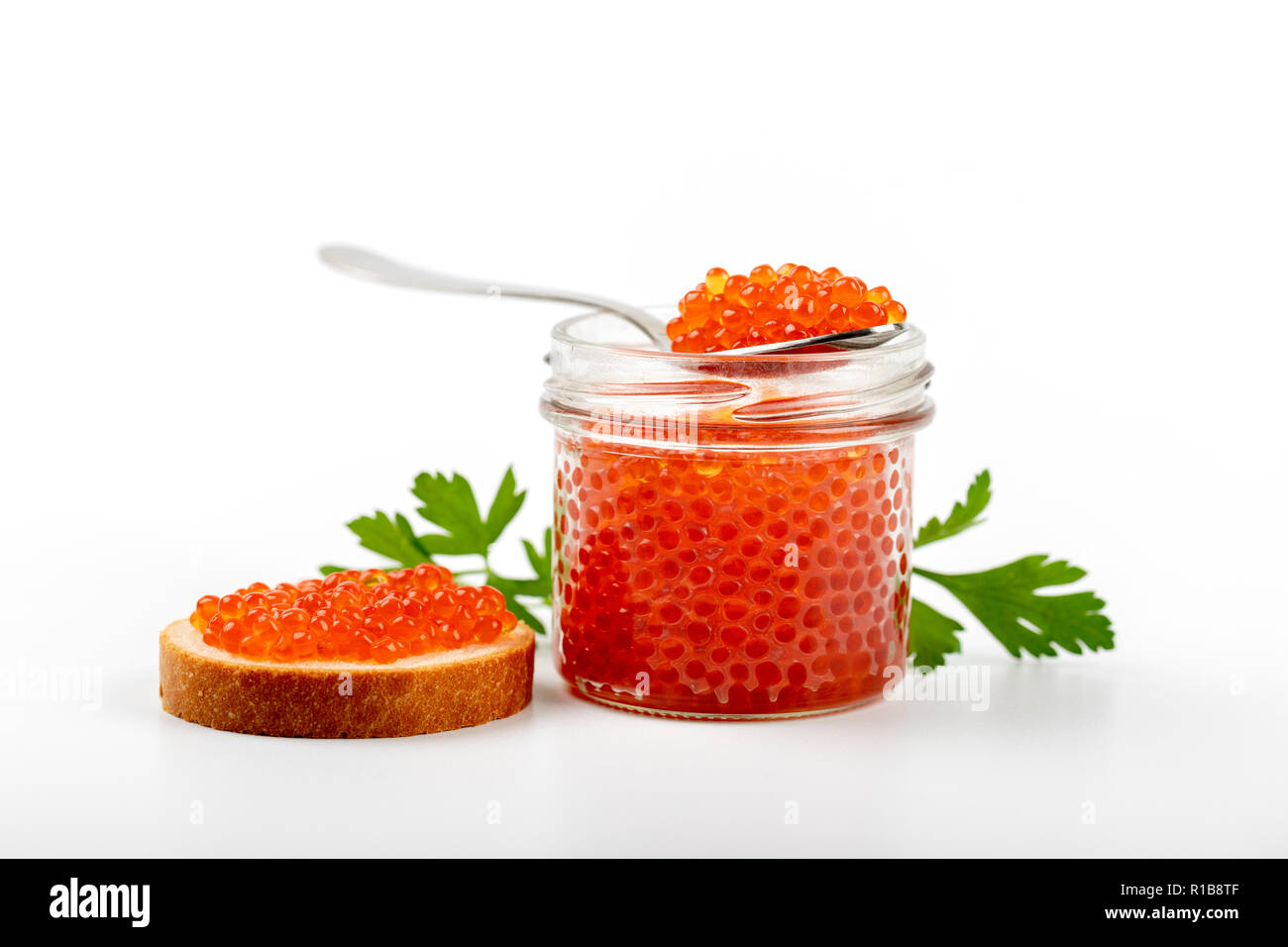 Caviar rouge pot et snack-isolé sur fond blanc Banque D'Images