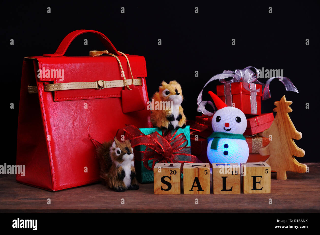 Texte ' VENTE ' sur cube bois et groupe de coffrets cadeaux et de sacs à main pour décorer thème d'achats de Noël Banque D'Images