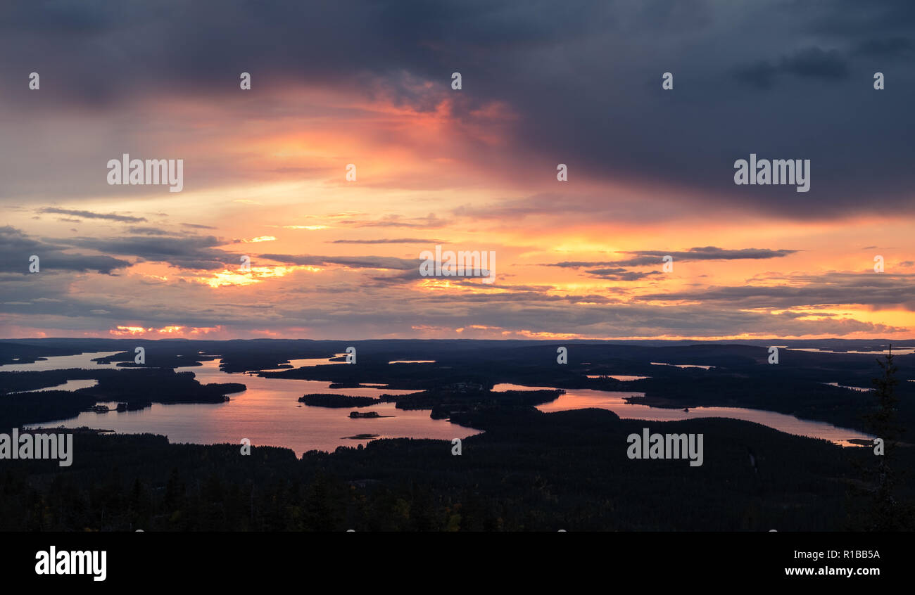 Coucher de soleil pittoresque paysage avec high angle view et les lacs à soirée d'automne en Laponie, Finlande Banque D'Images
