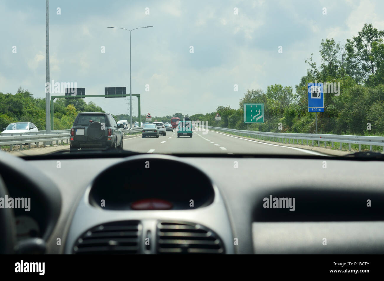 Conduire une voiture sur une route très fréquentée avec d'autres véhicules de direction en face de Banque D'Images