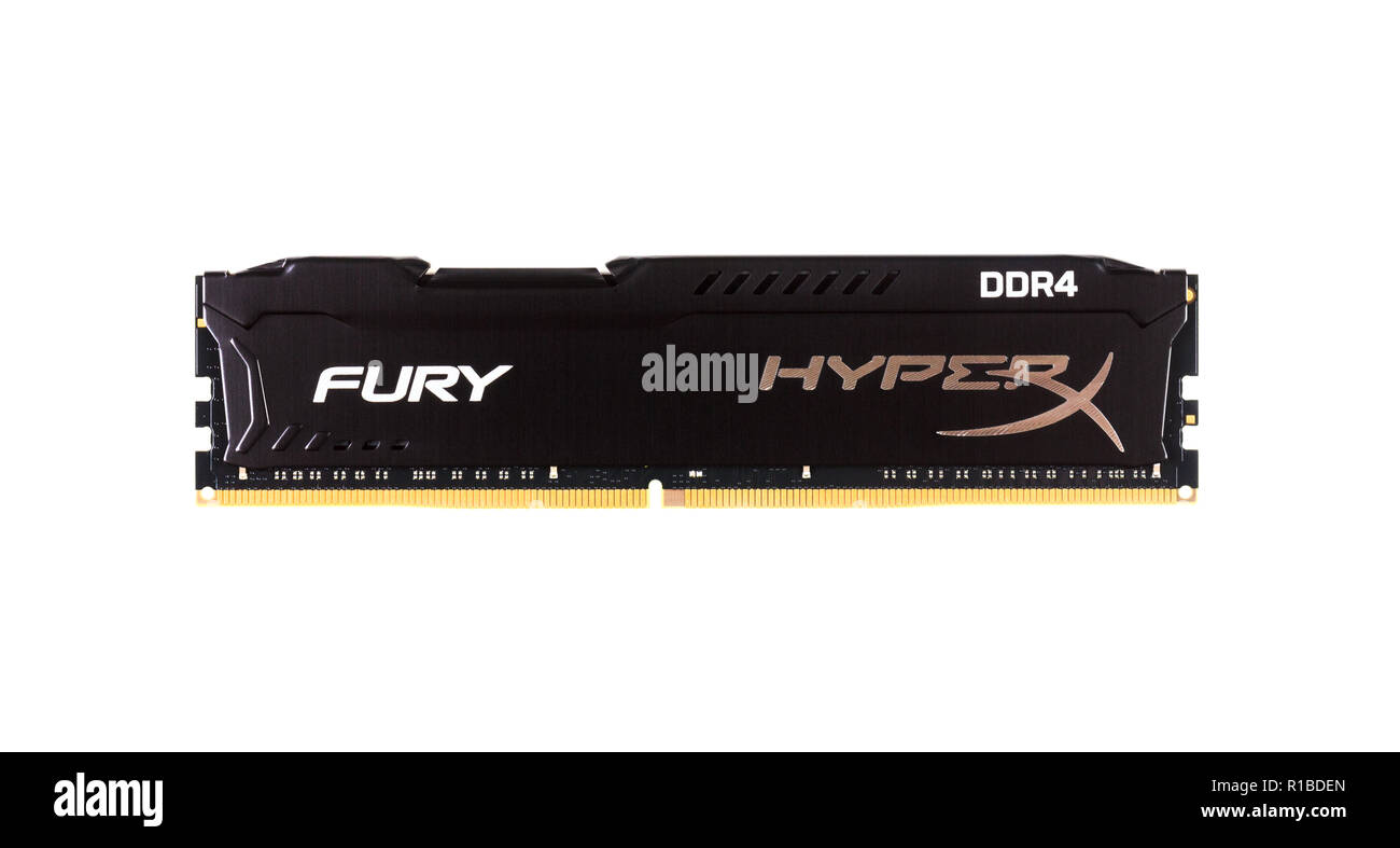 Maykop, Russie - 9 novembre, 2018 : DIMM DDR 416 Go de mémoire HyperX Kingston Fury RAM Module isolé sur fond blanc libre vue de dessus Banque D'Images