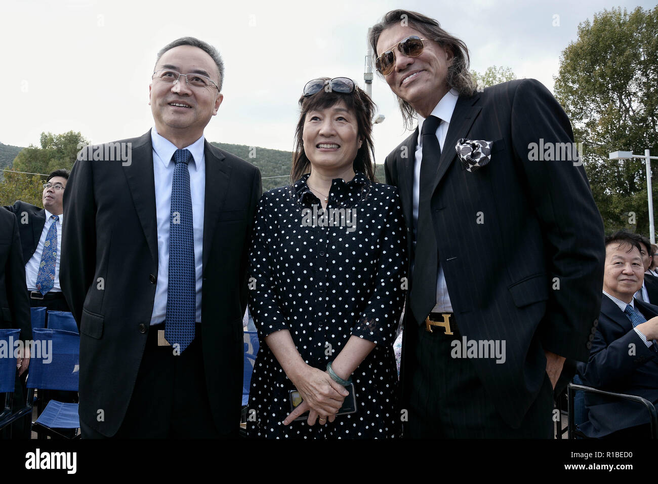 Athènes, Grèce. 10 Nov, 2018. Maire de Marathon et président de gouverneur de la Chine avec l'Ambassadeur de Chine à Athènes, lors de la cérémonie d'ouverture d'Athènes Athènes authentique.Le Marathon Marathon authentique est une course annuelle événement organisé dans la capitale de la Grèce en novembre elle attire les meilleurs coureurs à travers le monde entier pour participer à l'événement. Credit : Giorgos Zachos SOPA/Images/ZUMA/Alamy Fil Live News Banque D'Images