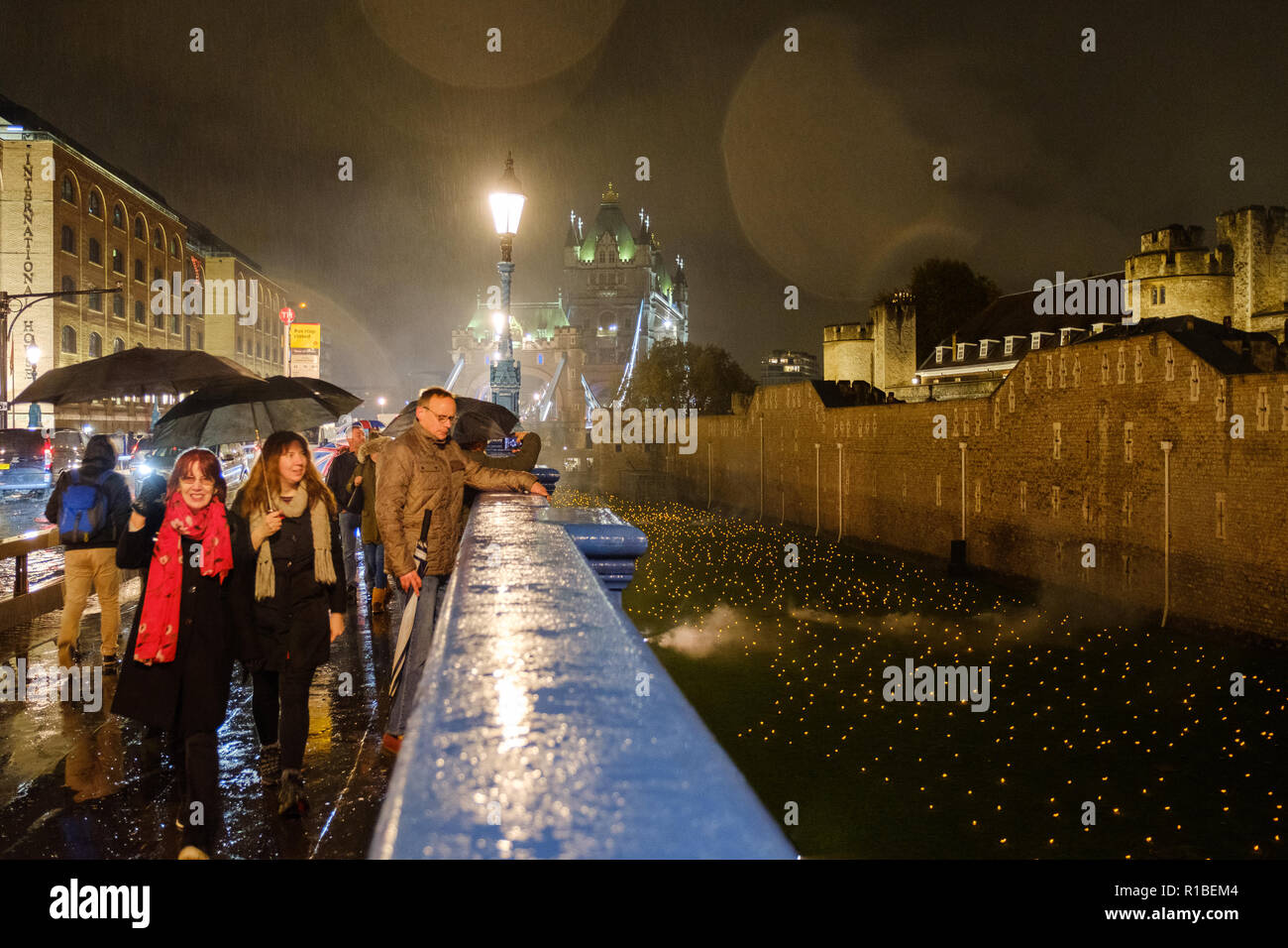 Londres, Royaume-Uni. 10 Nov, 2018. Le public assister à au-delà de l'aggravation de l'ombre, un hommage artistique qui marque le centenaire de la fin de la Première Guerre mondiale. Crédit : Paul Robinson/Alamy Live News Banque D'Images