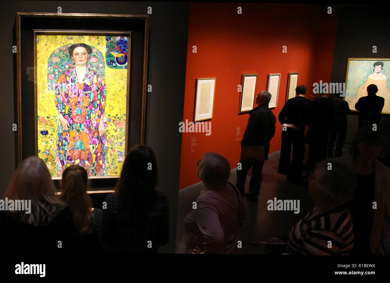 09 novembre 2018, la Saxe-Anhalt, Halle (Saale) : Les Visiteurs du Kunstmuseum Moritzburg peuvent voir une exposition spéciale de l'Eugenia Primavesi 'peintures' (l) et 'Amalie Zuckerkandl'(r), ainsi que des dessins par le peintre Art Nouveau Viennois Gustav Klimt (1862-1918). L'exposition Klimt, qui est organisé à l'occasion de son 100ème anniversaire, a dépassé toutes les attentes depuis son ouverture il y a quatre semaines, avec environ 30 000 visiteurs. Jusqu'au 6 janvier 2019, 10 tableaux et 60 dessins de 30 prêteurs privés et publics de 07 pays seront présentés. Une partie de l'exposition multimédia sont Halle Banque D'Images