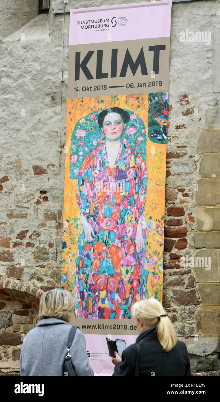 09 novembre 2018, la Saxe-Anhalt, Halle (Saale) : Les visiteurs sont devant le Kunstmuseum Moritzburg. Peintures et dessins de l'artiste peintre Art Nouveau Viennois Gustav Klimt (1862-1918) à l'occasion de son 100e anniversaire sont représentées dans un show spécial. Avec environ 30 000 visiteurs depuis son ouverture il y a quatre semaines, l'exposition a dépassé toutes les attentes. Jusqu'au 6 janvier 2019, 10 tableaux et 60 dessins de 30 prêteurs privés et publics de 07 pays seront présentés. Photo : Waltraud Grubitzsch/dpa-Zentralbild Banque D'Images