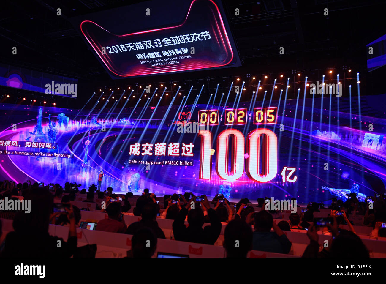 Shanghai, le 11 novembre. 11Th Nov, 2009. Un écran géant affiche des ventes sur le marché en ligne du Tmall Alibaba pour célibataires' journée de shopping spree à Shanghai, la Chine orientale, le 11 novembre 2018. La Chine Des célibataires' Jours ventes sur TMall touché 10 milliards de yuans (environ 1,44 milliards de dollars américains) à seulement deux minutes et cinq secondes après minuit le dimanche. L'e-commerce a lancé le géant de la promotion en ligne annuel le 11 novembre 2009. Credit : Huang Zongzhi/Xinhua/Alamy Live News Banque D'Images