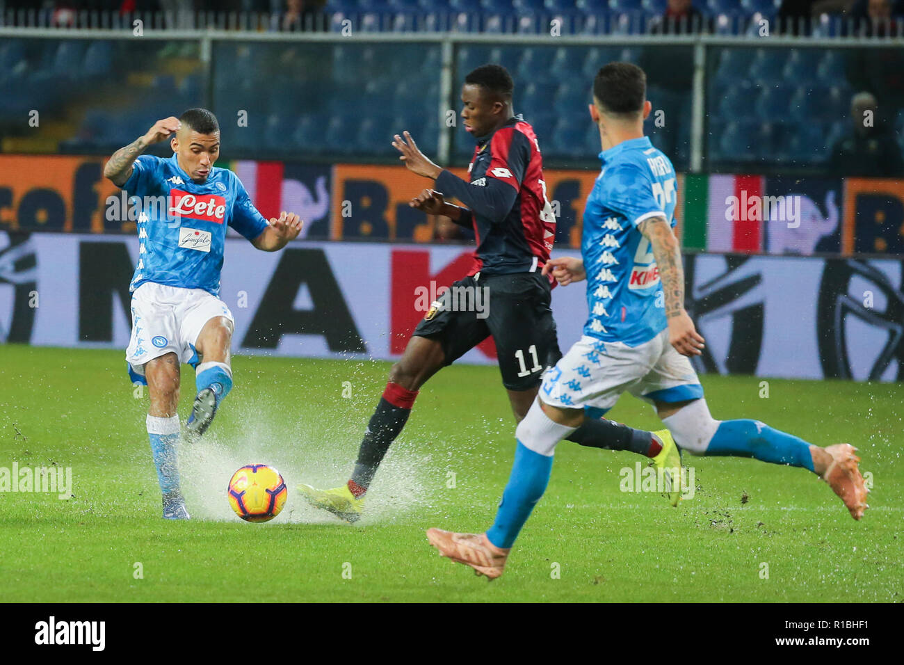 Genova, Liguria, Italie, le 10 novembre, 2018. Match de football Gênes - Naples à Luigi Ferraris en champ photo pleine d'eau Allan et Christian Kouame Crédit : Antonio Balasco/Alamy Live News Banque D'Images