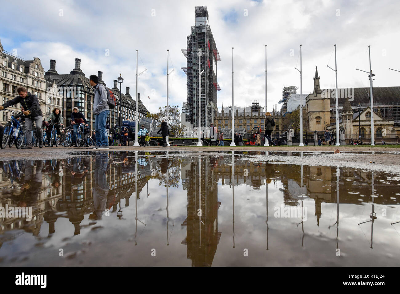 Londres, Royaume-Uni. 11 novembre 2018. Des milliers de personnes commencent à se rassembler sur la place du Parlement sur le Dimanche du souvenir qui, cette année, marque le centenaire de l'Armistice. Big Ben, la cloche à l'intérieur de l'Elizabeth Tower, actuellement en cours de rénovation, a fait l'objet d'un relooking spécial afin de carillon à 11h. Crédit : Stephen Chung / Alamy Live News Banque D'Images