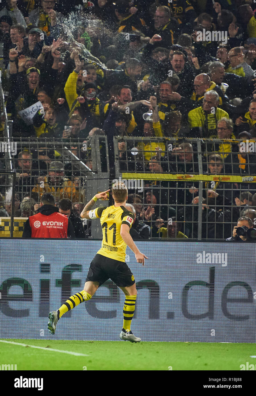 Dortmund, Allemagne. 10 Nov, 2018. Marco REUS, BVB 11 célèbre son but avec les fans 2-2 Borussia Dortmund - FC BAYERN MUNICH 3-2 - DFL RÈGLEMENT INTERDIT TOUTE UTILISATION DES PHOTOGRAPHIES comme des séquences d'images et/ou quasi-vidéo - 1.ligue de soccer allemand , Dortmund, le 10 novembre 2018, la saison 2018/2019 journée 11, FCB © Peter Schatz / Alamy Live News Banque D'Images