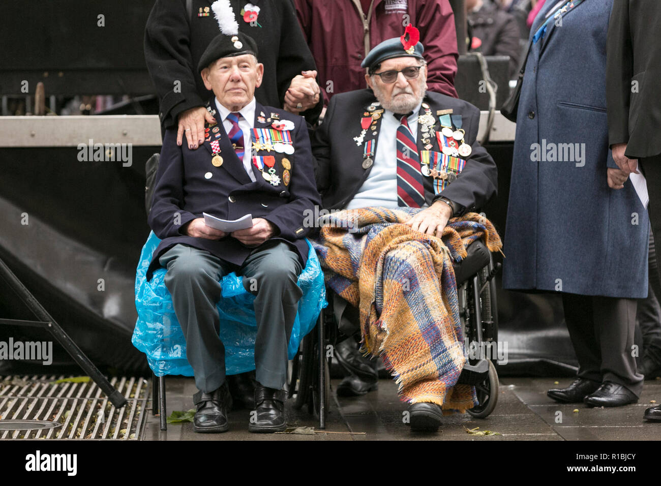 Manchester , Angleterre , 11 novembre 2018 Armistice à Manchester. Aujourd'hui (dimanche 11 novembre) marque les 100 ans depuis la fin de la Première Guerre mondiale. Une minute de silence et de service est maintenu à la Manchester Cénotaphe , St Peter's Square dans le centre-ville de Manchester. Crédit : Chris Bull/Alamy Live News. Banque D'Images