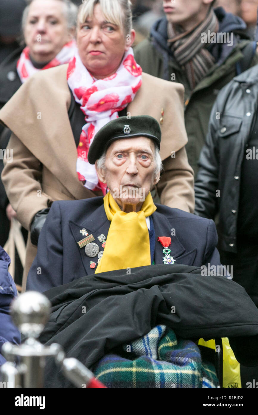 Manchester , Angleterre , 11 novembre 2018 Armistice à Manchester. Aujourd'hui (dimanche 11 novembre) marque les 100 ans depuis la fin de la Première Guerre mondiale. Une minute de silence et de service est maintenu à la Manchester Cénotaphe , St Peter's Square dans le centre-ville de Manchester. Crédit : Chris Bull/Alamy Live News. Banque D'Images