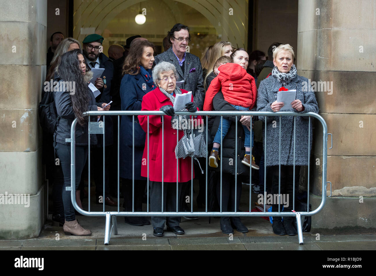 Manchester , Angleterre , 11 novembre 2018 Armistice à Manchester. Aujourd'hui (dimanche 11 novembre) marque les 100 ans depuis la fin de la Première Guerre mondiale. Une minute de silence et de service est maintenu à la Manchester Cénotaphe , St Peter's Square dans le centre-ville de Manchester. Crédit : Chris Bull/Alamy Live News. Banque D'Images