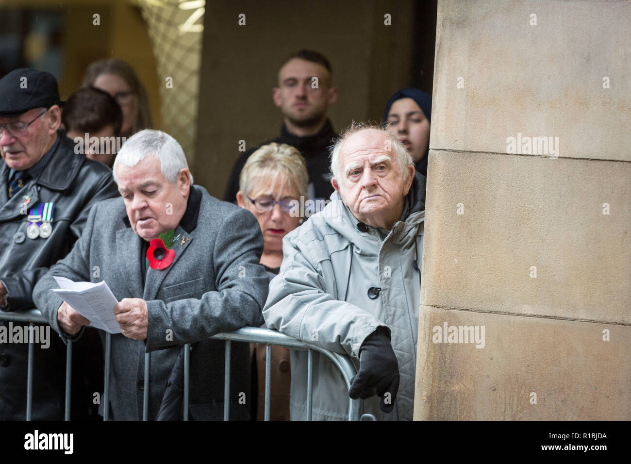 Manchester , Angleterre , 11 novembre 2018 Armistice à Manchester. Aujourd'hui (dimanche 11 novembre) marque les 100 ans depuis la fin de la Première Guerre mondiale. Une minute de silence et de service est maintenu à la Manchester Cénotaphe , St Peter's Square dans le centre-ville de Manchester. Crédit : Chris Bull/Alamy Live News. Banque D'Images